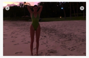 Divine Top Model In A Jersey, On Vacation With His - Kendall Jenner Green Swimsuit