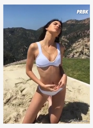 Toda Soltinha, Kendall Jenner Exibe Corpo Perfeito - Jenner Sister Bikini White