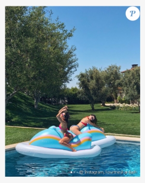 Kendall Jenner Et Sa Soeur Kourtney Kardashian - Kourtney Kardashian Kendall Jenner Pool