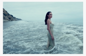 Impactante Tapa De Una Revista Norteamericana - Angelina Jolie Water Photoshoot