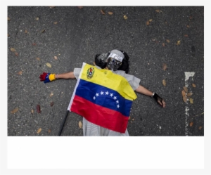 Una Mujer Permanece En El Suelo Con Una Bandera Venezolana - Muerte De Jovenes En Venezuela