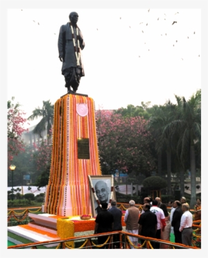 Pm Pays Tribute To Sardar Patel, Flags Off & - Vallabhbhai Patel
