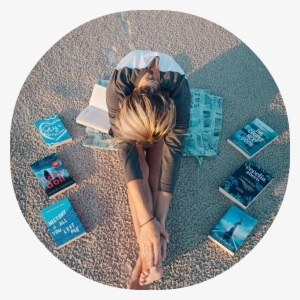 Bookworm - Bookstagrammer - Booktuber - Writer - Traveler - Girl