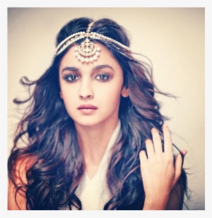 Alia Bhatt One Of The Few Bollywood Actresses Who Do - Garba Makeup And Hairstyle