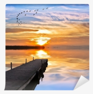 Las Nubes De Colores Se Miran En El Espejo Del Agua - Water