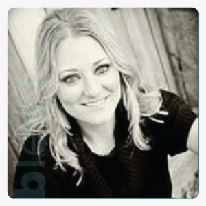 Makeup Artistdena Is A Professional Makeup Artist Who - Make-up Artist