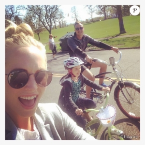 Candice Accola Et Joe King À Vélo En Famille, Photo - Candice Accola Et Son Bebe