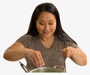 Ib Tus Poj Niam Luag Ntxhi Nqa Ib Tais Zaub Xav Lav - Cooking