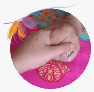 Manos Con Pétalos - Circle