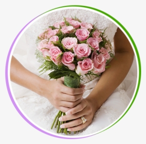 Mujer Sosteniendo Ramo Para Novia - Fresh Rose Bridal Bouquet