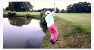 Un Jugador De Golf Borracho Que Termina Muy Mal - Gif