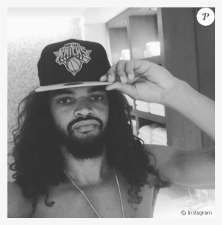 Joakim Noah Pose Avec La Casquette Des Knicks Sur Instagram,