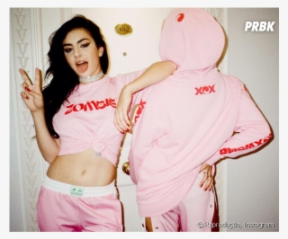 Charli Xcx Dança, Canta E Fica Rodeada De Zumbis Que