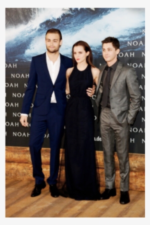 Posted 4 Years Ago With 608 Notes - Logan Lerman Y Emma Watson Premiere