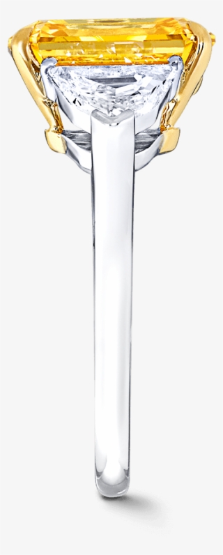 Side View Of A Classic Graff Ring Featuring An Emerald - Martini Glass