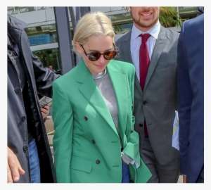Εμφανίστηκε Με Το Outfit Που Θέλουμε Να Φοράμε Όλη - Emilia Clarke Green Jacket