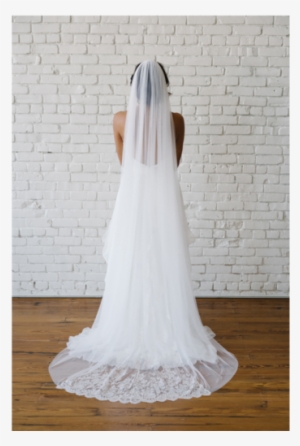 Romona Keveža, - Veil