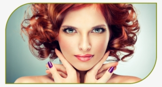 Woman With Purple Nail Polish - Locken Mit Kurzen Haaren